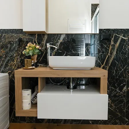 In Centro Arredato Con Stile Con Parcheggio Riservato